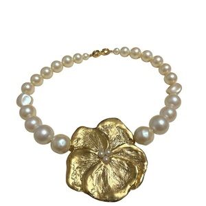 Vintage RICHELIEU Faux Pearl single strand Gold Tone Flower necklace